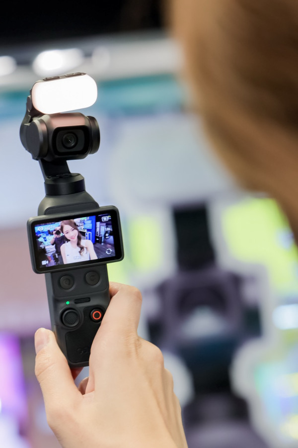 旅遊 Vlog 救星！DJI OSMO Pocket 4 實測 2 倍無損變焦：影人像更通透 智慧跟隨 7.0 鎖定主角 揮手即開鏡【有片】