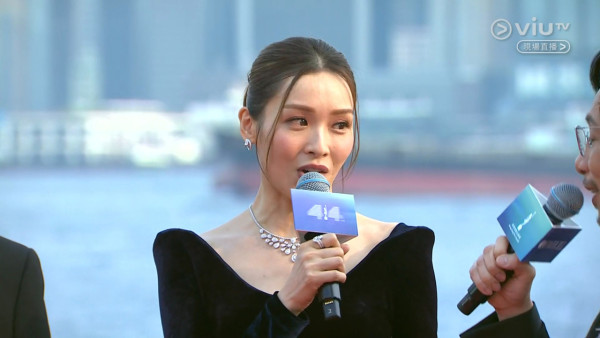 金像獎2026｜李佳芯貴氣晚裝艷壓紅地毯現場！深U領口首度亮相隔籬台ViuTV