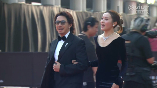 金像獎2026｜李佳芯貴氣晚裝艷壓紅地毯現場！深U領口首度亮相隔籬台ViuTV