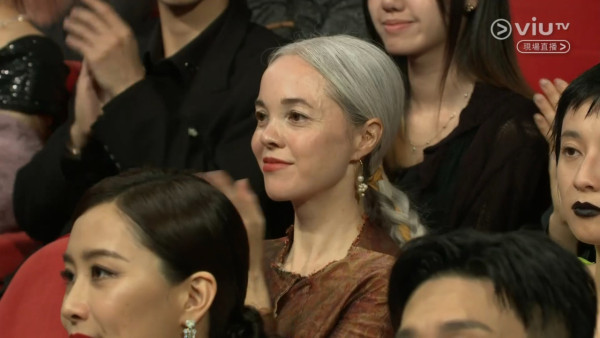 金像獎2026｜麥浚龍激罕當眾親吻女友放閃 白髮女友神秘身份曝光背景猛料