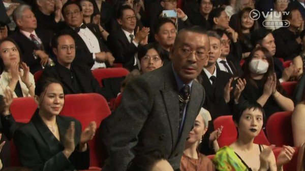 金像獎2026｜麥浚龍激罕當眾親吻女友放閃 白髮女友神秘身份曝光背景猛料