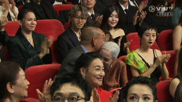 金像獎2026｜麥浚龍激罕當眾親吻女友放閃 白髮女友神秘身份曝光背景猛料