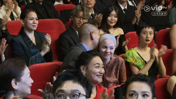 金像獎2026｜麥浚龍激罕當眾親吻女友放閃 白髮女友神秘身份曝光背景猛料