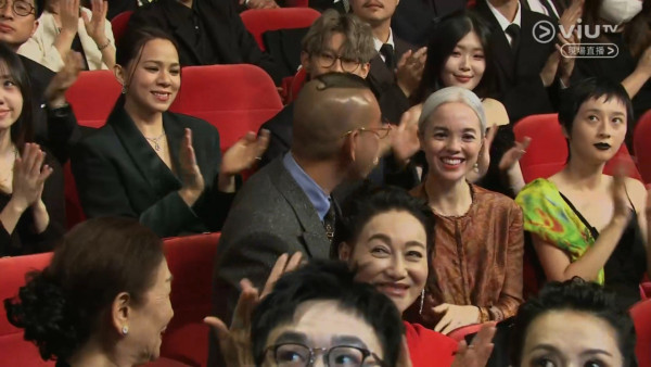 金像獎2026｜麥浚龍激罕當眾親吻女友放閃 白髮女友神秘身份曝光背景猛料