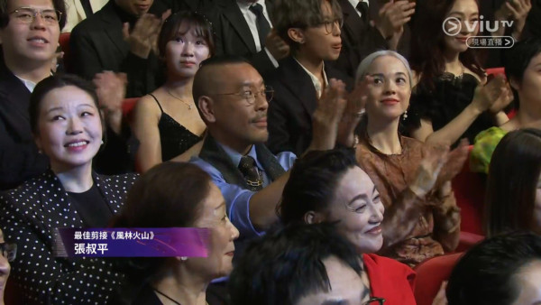 金像獎2026｜麥浚龍激罕當眾親吻女友放閃 白髮女友神秘身份曝光背景猛料