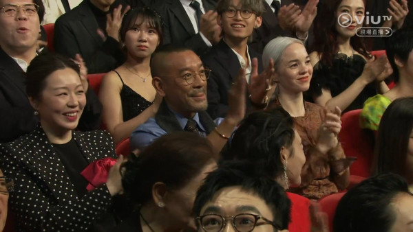 金像獎2026｜麥浚龍激罕當眾親吻女友放閃 白髮女友神秘身份曝光背景猛料