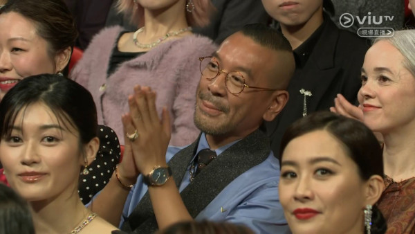 金像獎2026｜麥浚龍激罕當眾親吻女友放閃 白髮女友神秘身份曝光背景猛料