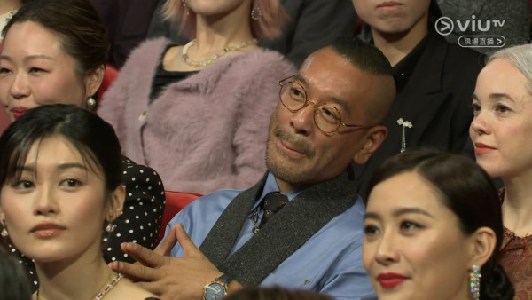 金像獎2026｜麥浚龍激罕當眾親吻女友放閃 白髮女友神秘身份曝光背景猛料