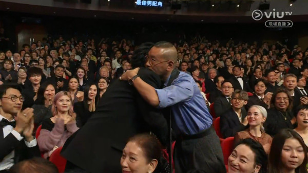 金像獎2026｜麥浚龍激罕當眾親吻女友放閃 白髮女友神秘身份曝光背景猛料