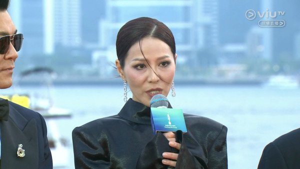 金像獎2026｜宣萱紅地氈造型被指跌watt顯老態 被同場滕麗名郭羨妮美貌輾壓