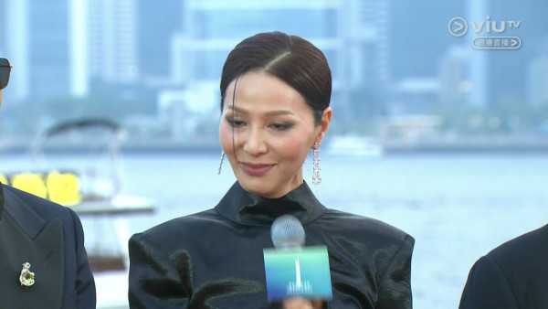 金像獎2026｜宣萱紅地氈造型被指跌watt顯老態 被同場滕麗名郭羨妮美貌輾壓