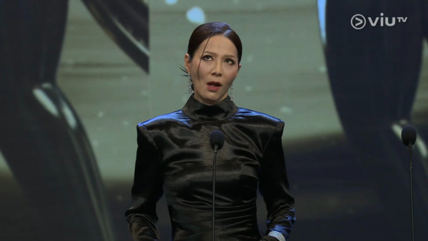 金像獎2026｜宣萱紅地氈造型被指跌watt顯老態 被同場滕麗名郭羨妮美貌輾壓