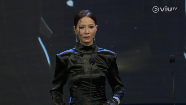 金像獎2026｜宣萱紅地氈造型被指跌watt顯老態 被同場滕麗名郭羨妮美貌輾壓