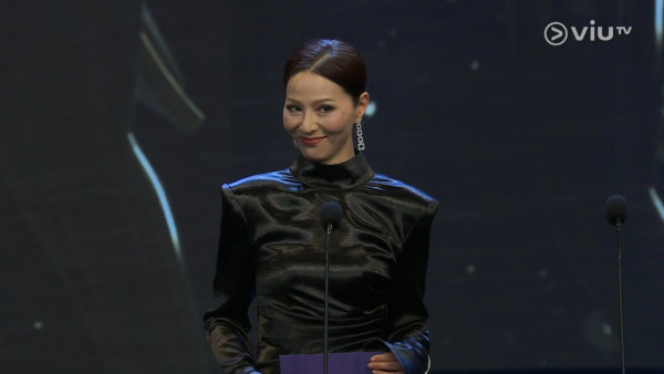 金像獎2026｜宣萱紅地氈造型被指跌watt顯老態 被同場滕麗名郭羨妮美貌輾壓