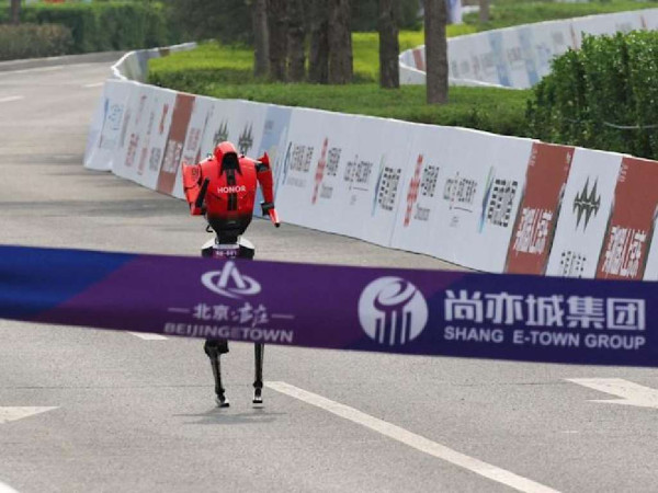 人類防線再失守？HONOR「閃電」機械人半馬僅 50 分鐘完成 快過世界紀錄 7 分鐘【有片】