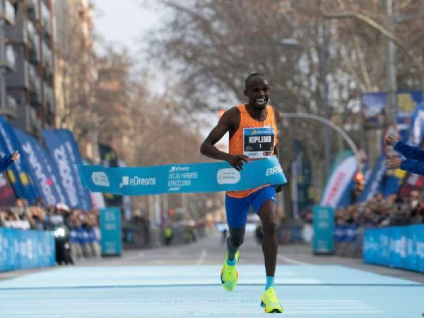 人類防線再失守？HONOR「閃電」機械人半馬僅 50 分鐘完成 快過世界紀錄 7 分鐘【有片】