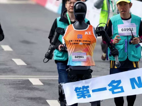 人類防線再失守？HONOR「閃電」機械人半馬僅 50 分鐘完成 快過世界紀錄 7 分鐘【有片】