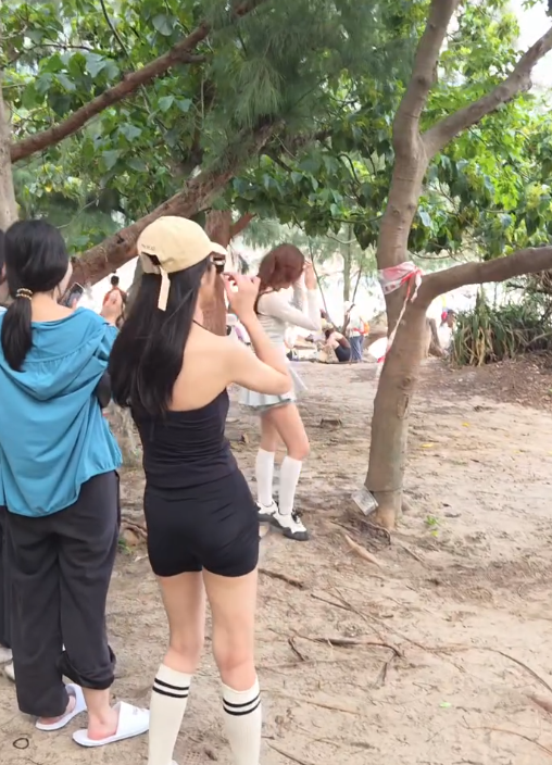 遊客來港「抱樹打卡」熱褲女闖西貢浪茄攀爬惹怒網民 觸犯1法例恐罰2.5萬兼坐監