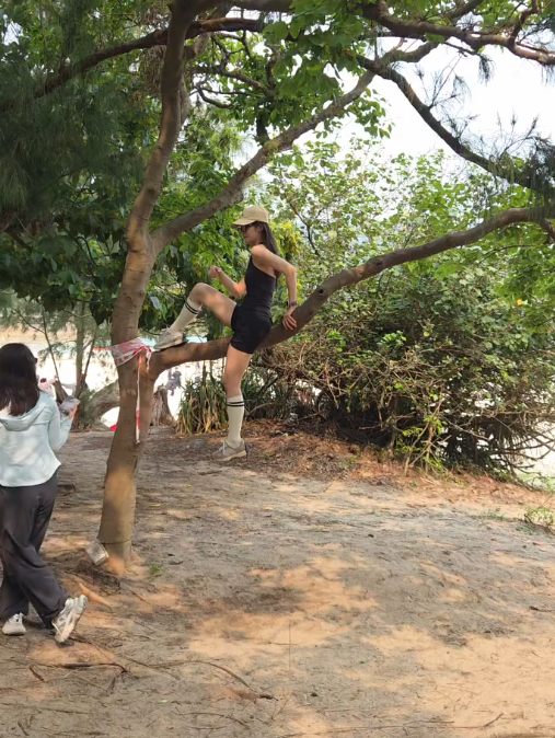 遊客來港「抱樹打卡」熱褲女闖西貢浪茄攀爬惹怒網民 觸犯1法例恐罰2.5萬兼坐監