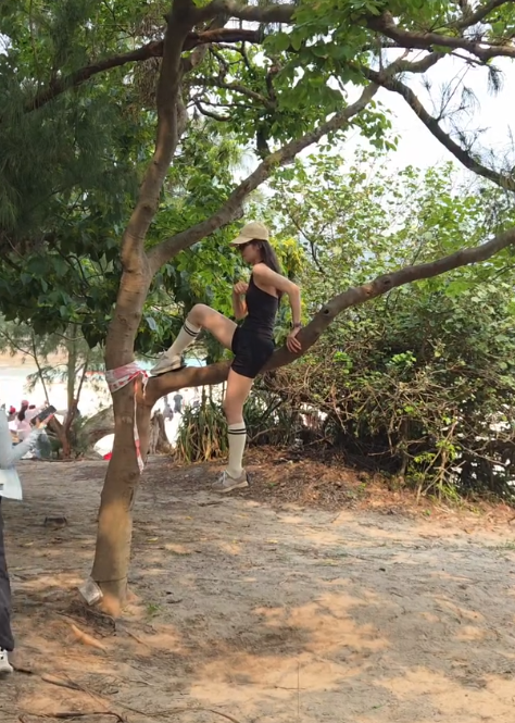 遊客來港「抱樹打卡」熱褲女闖西貢浪茄攀爬惹怒網民 觸犯1法例恐罰2.5萬兼坐監