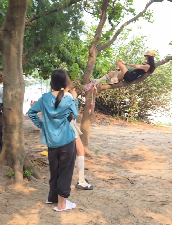 遊客來港「抱樹打卡」熱褲女闖西貢浪茄攀爬惹怒網民 觸犯1法例恐罰2.5萬兼坐監