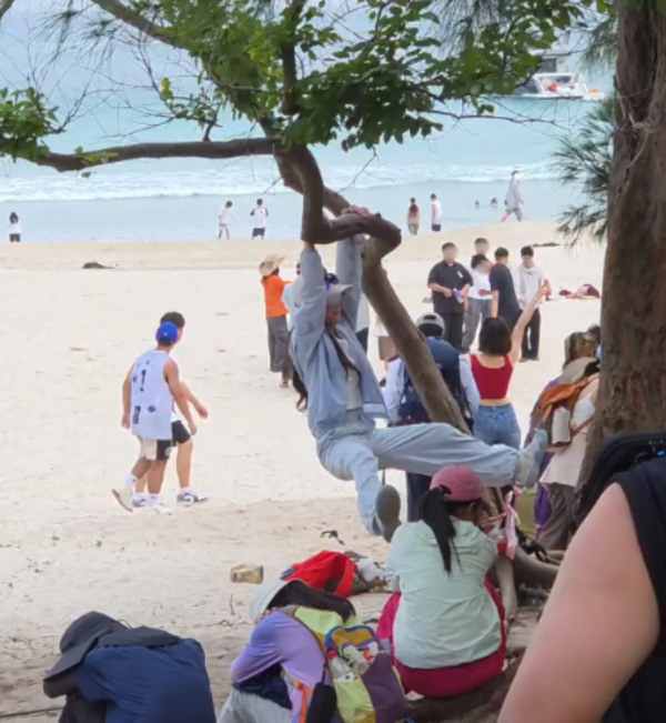 遊客來港「抱樹打卡」熱褲女闖西貢浪茄攀爬惹怒網民 觸犯1法例恐罰2.5萬兼坐監