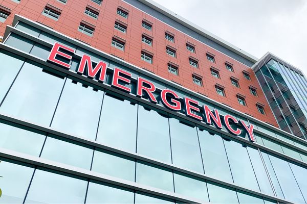 邊行邊玩手機！25歲女踏空跌至癱瘓失禁 低頭族必睇5大高危黑點要抬頭