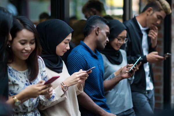 邊行邊玩手機！25歲女踏空跌至癱瘓失禁 低頭族必睇5大高危黑點要抬頭