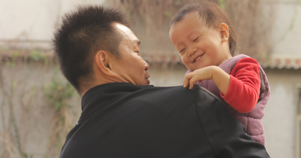 港爸湊仔獲激讚！內地妻呻老公「只係擺設」美研究：老豆做1件事子女更少病