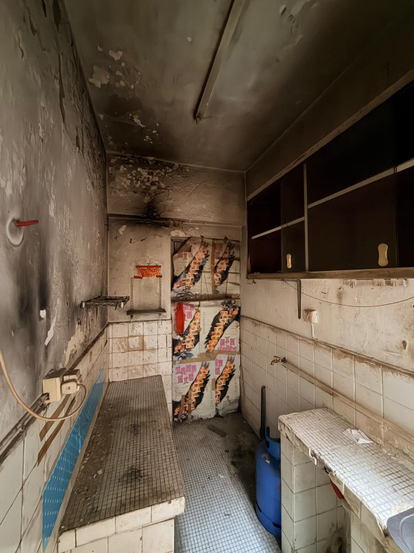 廚房及廁所有明顯燻黑痕跡，牆面佈滿水漬，出現發霉及剝落情況。（圖片來源：Facebook@銀主盤）