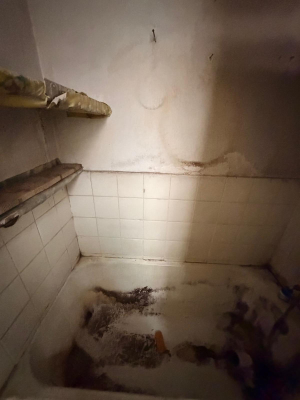 廚房及廁所有明顯燻黑痕跡，牆面佈滿水漬，出現發霉及剝落情況。（圖片來源：Facebook@銀主盤）