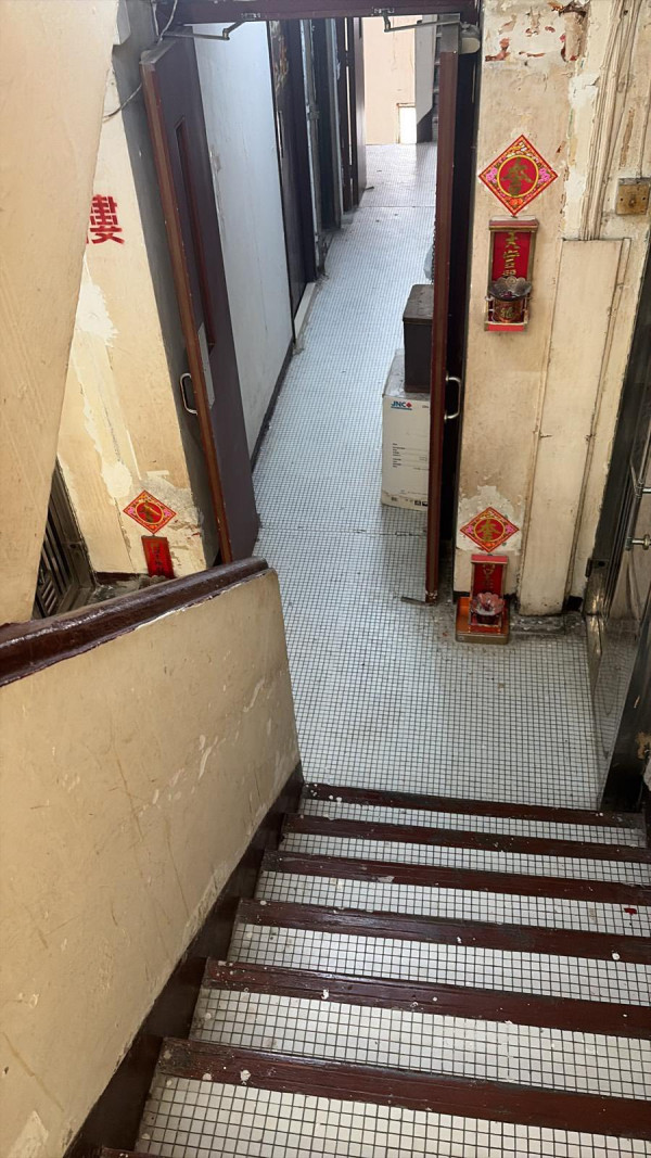 屋外走廊樓梯狀況。（圖片來源：Facebook@銀主盤）