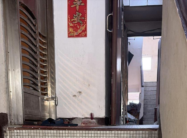 屋外走廊樓梯狀況。（圖片來源：Facebook@銀主盤）