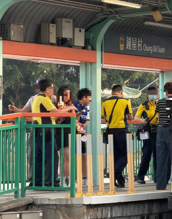 一家四口搭輕鐵逃票被斷正（圖片來源：Facebook@香港交通及突發事故報料區）