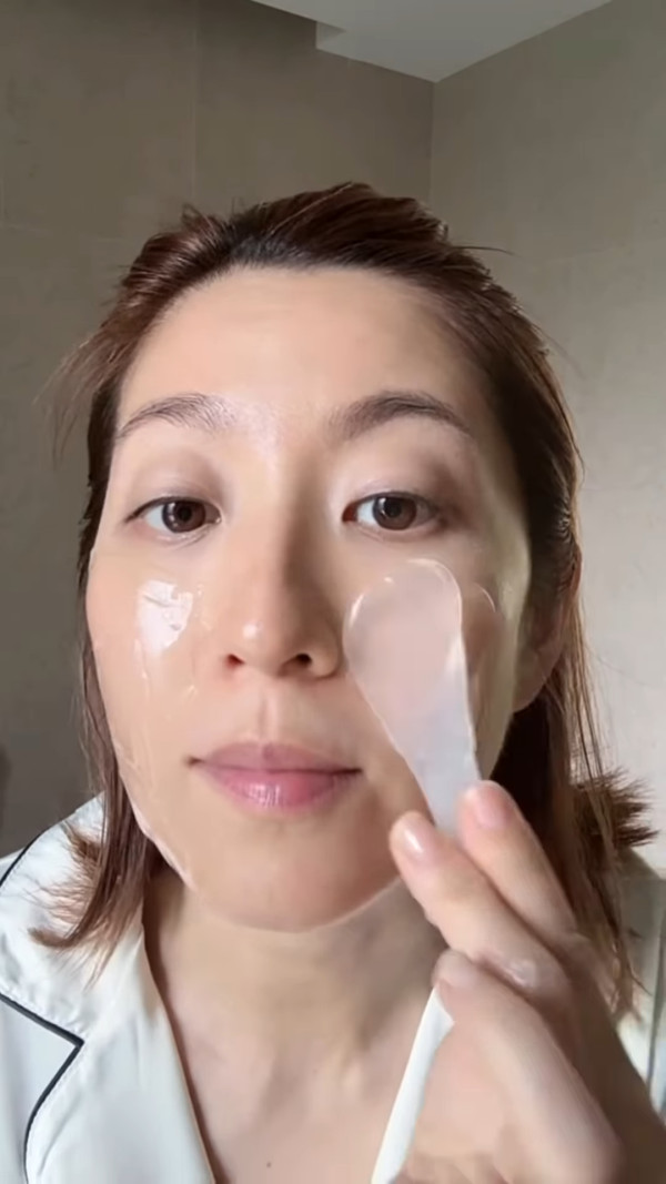 陳自瑤終極素顏曝45歲真實皮膚狀態！超近鏡毫不掩飾令網民驚嘆：黑眼圈都冇