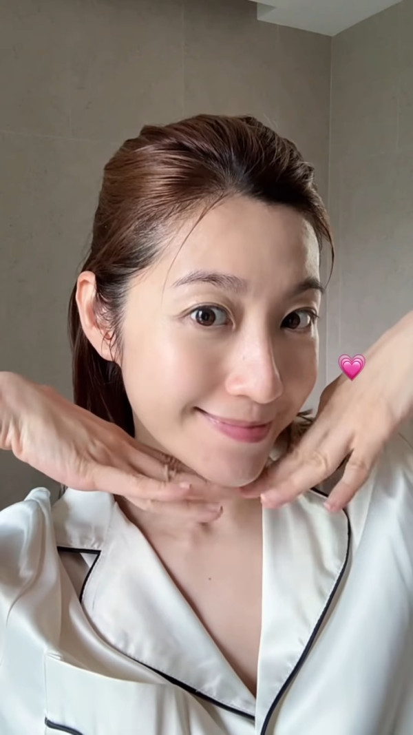 陳自瑤終極素顏曝45歲真實皮膚狀態！超近鏡毫不掩飾令網民驚嘆：黑眼圈都冇