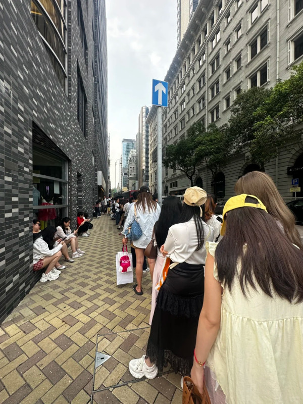 五一未到尖沙咀現恐怖人龍！苦等1.5小時只為搭「落日飛車」？遊客揭5招免排隊