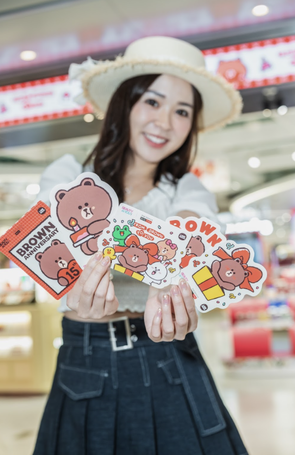 香港機場新羅免稅店送LINE FRIENDS精品！免費換領小扇子/行李貼紙+換購特別版旅行套組