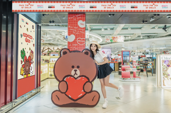 香港機場新羅免稅店送LINE FRIENDS精品！免費換領小扇子/行李貼紙+換購特別版旅行套組