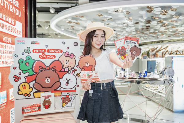 香港機場新羅免稅店送LINE FRIENDS精品！免費換領小扇子/行李貼紙+換購特別版旅行套組