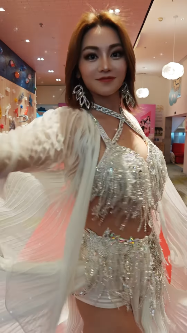 關嘉敏谷胸出戰肚皮舞比賽連奪兩冠 白滑美胸自然抖動逼到爆令人噴鼻血