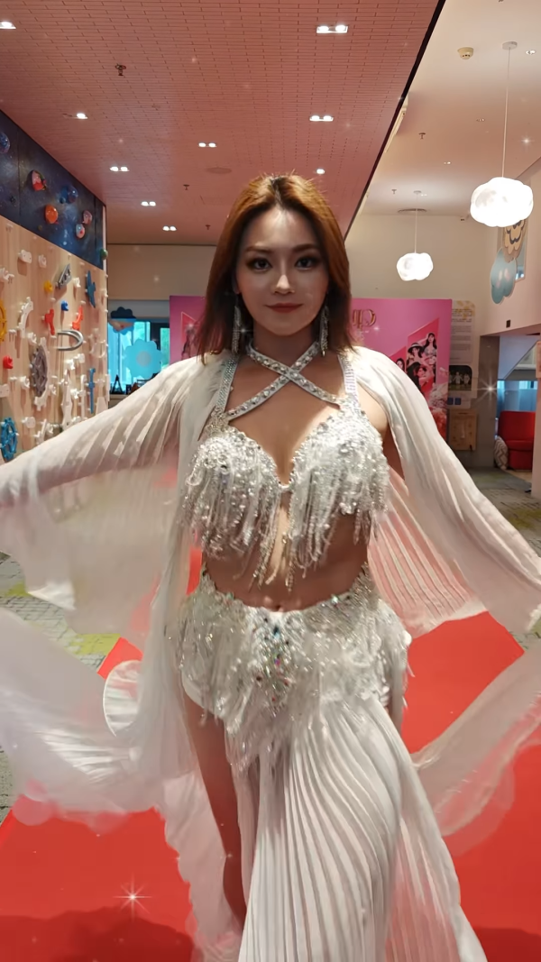 關嘉敏谷胸出戰肚皮舞比賽連奪兩冠 白滑美胸自然抖動逼到爆令人噴鼻血