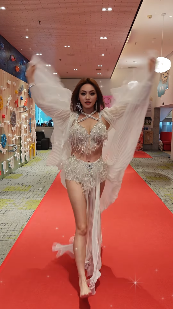 關嘉敏谷胸出戰肚皮舞比賽連奪兩冠 白滑美胸自然抖動逼到爆令人噴鼻血