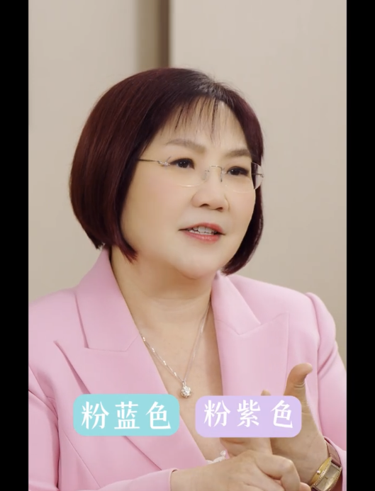 麥玲玲認為，夏天出生的朋友應多選用與水相關的隨身物，例如珍珠飾品或是藍紫色系的配件。（圖片來源：小紅書）