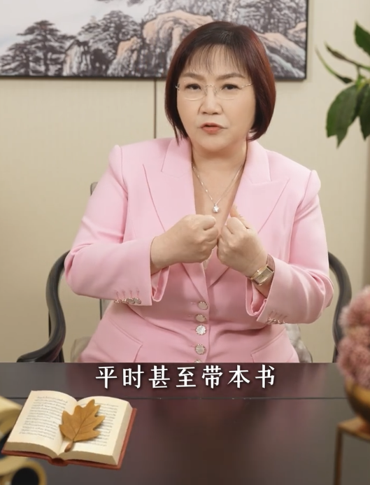 日常生活中，隨身帶本書或帶把梳子出門，這些代表木元素的物品都能為你帶來好運。（圖片來源：小紅書）