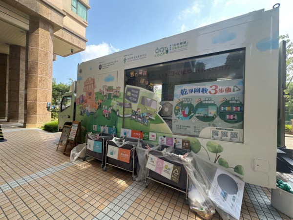 舊衣回收︰賽馬會「回收轆轆」宣傳車直送屋苑（圖片來源︰賽馬會「回收轆轆」）