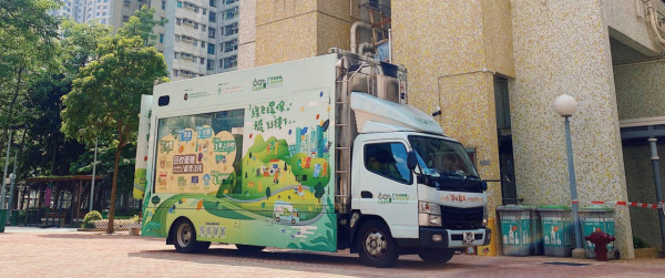 舊衣回收︰賽馬會「回收轆轆」宣傳車直送屋苑（圖片來源︰賽馬會「回收轆轆」）