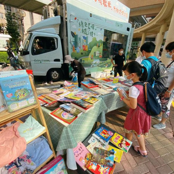 舊衣回收︰賽馬會「回收轆轆」宣傳車直送屋苑（圖片來源︰賽馬會「回收轆轆」）