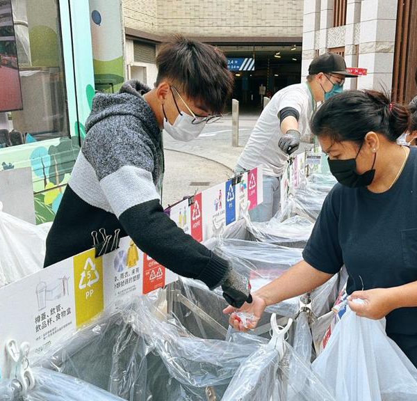 舊衣回收︰賽馬會「回收轆轆」宣傳車直送屋苑（圖片來源︰賽馬會「回收轆轆」）