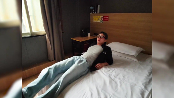 試真D｜周嘉洛一人挑戰平價日租「照騙酒店」！評分低至3字頭！嚴重貨不對辦